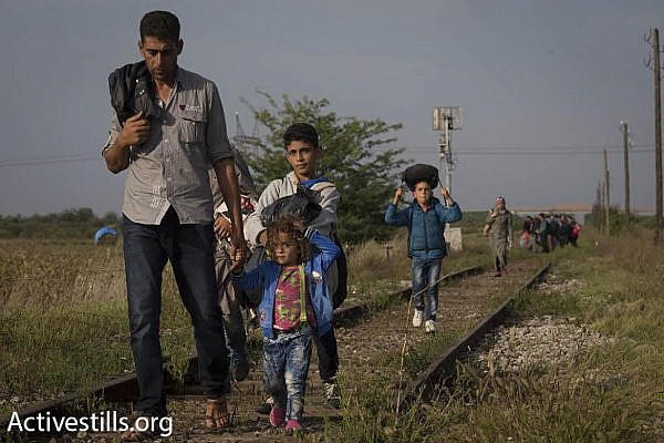 Syrian refugees march toward the border between Hungary and Serbia, September 15, 2015. (photo: Oren Ziv/Activestills.org)