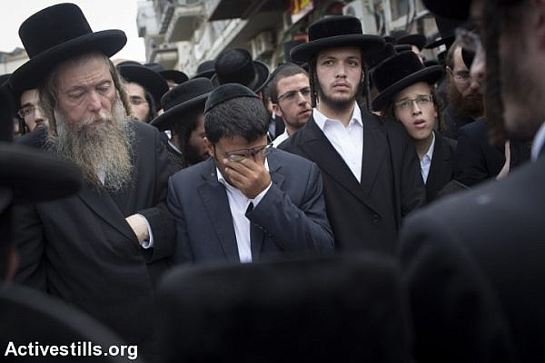 Ultra-Orthodox Jews mourn at a funeral for Rabbi Yeshayahu Krishevsky, who was killed during in a vehicular attack by a Palestinian, West Jerusalem, October 13, 2015. (photo: Oren Ziv/Activestills.org)