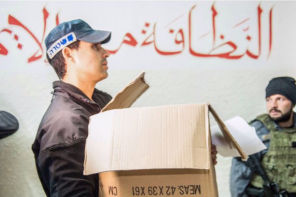 Israeli police carry away documents and computers from offices of the Northern Branch of the Islamic Movement, November 17, 2015. (Photo by Israel Police Spokesperson)