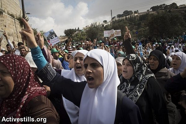 Arab women demonstrate outside Al-Aqsa compound. (photo: Oren Ziv/Activestills.org)