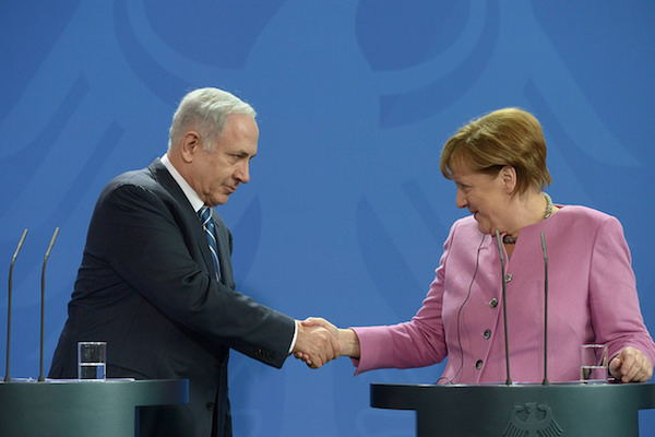Prime Minister Benjamin Netanyahu and German Chancellor Merkel at a joint press conference in Berlin, February 16, 2016. (Amos Ben Gershom/GPO)