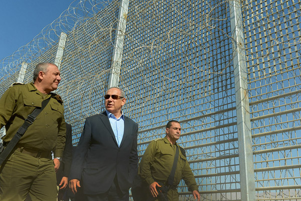 Prime Minister Benjamin Netanyahu tours Israel’s fence along the Jordanian border along with IDF Chief of General Staff Gadi Eizenkot (L), February 9, 2016. (Kobi Gideon/GPO)