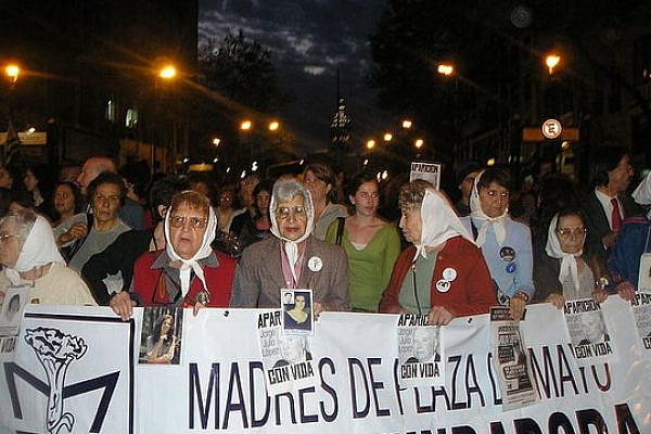 Mothers of the Plaza de Mayo, whose children were "disappeared" during the Dirty War of the military dictatorship, between 1976 and 1983, protest in 2006. (photo: Roblespepe/CC BA-SA 3.0)