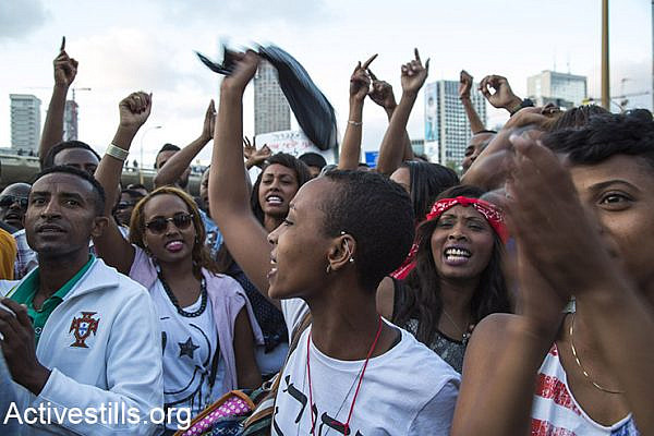 Ethiopian Israelis march on Ayalon highway during an Israeli Ethiopian protest against police brutality and racism, Tel Aviv, May 3, 2015. (Activestills.org)