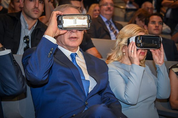 Israel Prime Minister Benjamin Netanyahu and his wife Sarah use virtual reality goggles at an event in Jaffa, July 21, 2016. (Yair Sagi/Pool)