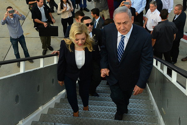 Prime Minister Benjamin Netanyahu and Mrs Sara Netanyahu depart for Uganda from Tel Aviv’s Ben-Gurion Airport, July 4, 2016. (Kobi Gideon / GPO)