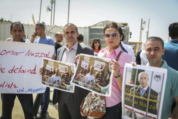 Palestinian journalists protest in solidarity with their colleague Omar Nazzal, who was put in administrative detention in late April, April 29, 2016. (Flash90)