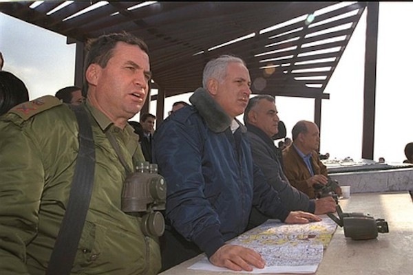 Major General Uzi Dayan on a tour of the West Bank with Prime Minister Netanyahu and Defense Minister Yitzhak Mordechai (Amos Ben-Gershom/GPO)