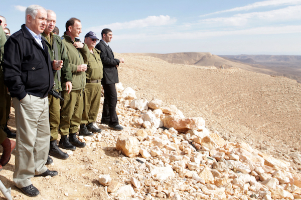 File photo of Israeli Prime Minister Benjamin Netanyahu looking out over the Egyptian border. (Ariel Jerozolimski/POOL/FLASH90)