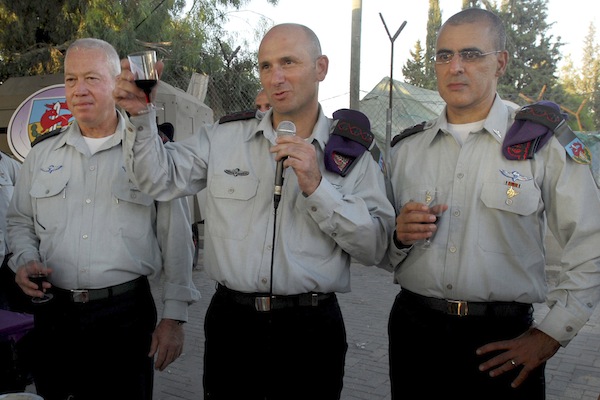 Yoav Galant (L), commander of the Israel Defense Forces Southern Command, Gadi Shamni (C), general of the IDF Center Command and Moni Katz (R), the new commander of the Givati brigade attend of a ceremony of the changing of the Givati brigade. (IDF Spokesperson/Flash90)