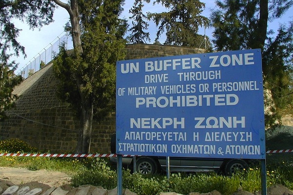 "UN Buffer Zone" warning sign on the south (Greek) side of the Ledra Crossing of the Green Line in Nicosia, Cyprus. The other side of the fence is the Turkish side. (Jpatokal/CC BY-SA 3.0)