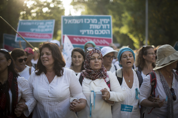 Thousands of women from ‘Women Wage Peace’ march on the Israeli Prime Minister’s Residence Jerusalem, October 19, 2016. (Hadas Parush/Flash90)