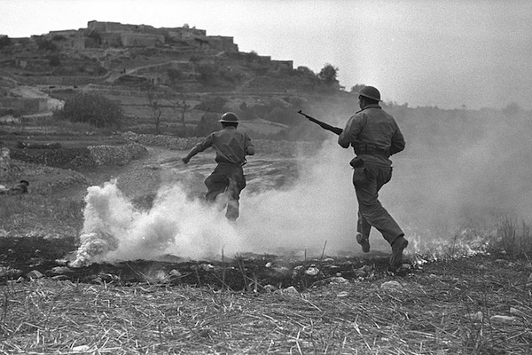 Israeli soldiers in battle with the Arab village of Sassa in the upper Galilee, October 1, 1948. (GPO)