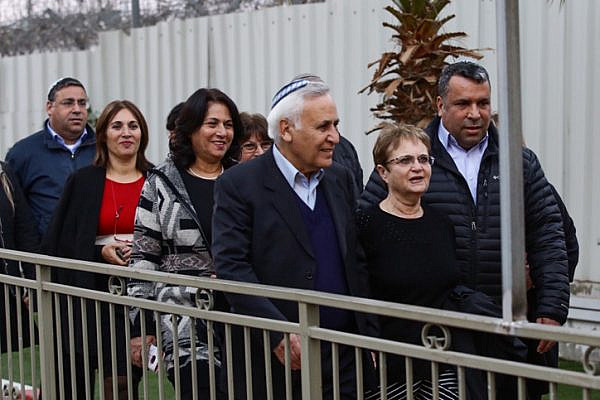 Former Israeli President Moshe Katsav walks with his wife Gila, after releasing from Ma'asiyahu Prison where he served his sentence, December 21, 2016. (Aloni Mor/Flash90)