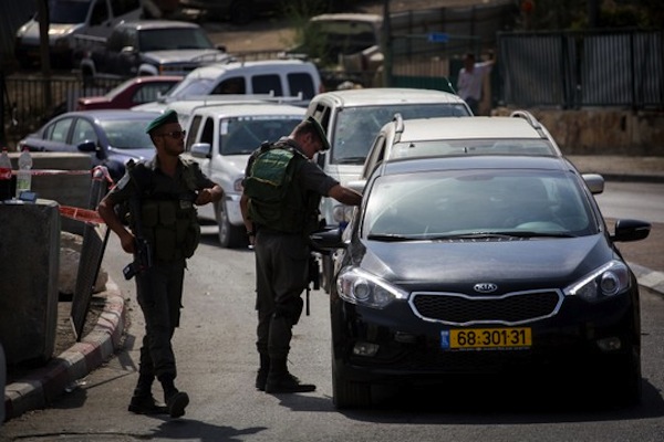 Israeli Border Police set up a checkpoint at the exit from the East Jerusalem neighborhood of Sur Bahar, bordering Armon Hanatziv, checking every Palestinian wanting to pass, on Friday, October 16, 2015. (Hadas Parush/Flash90)