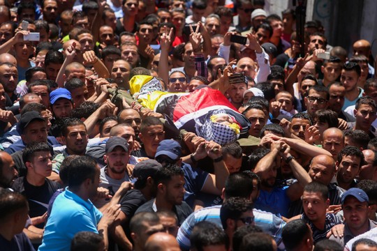The funeral procession of Palestinian teenager Muhammad al-Kasbah, who was shot and killed by Col. Israel Shomer. (Flash90)