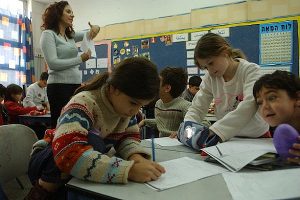 Students at a bilingual school in Jerusalem, December 22, 2005.
(Yossi Zamir/Flash90)