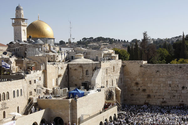 The Dome of Rock is seen in the background of the Western Wall in Jerusalem's Old City as thousands of Jewish worshippers participated in the Cohen Benediction priestly prayer for the Jewish holiday of Sukkot, October 5, 2009. (Miriam Alster / FLASH90)