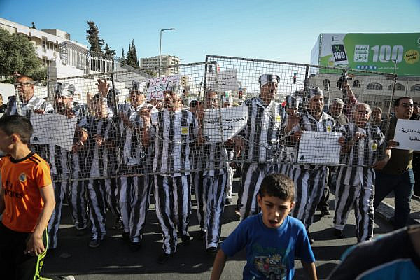 Palestinians take part in a protest in support of Palestinian prisoners on hunger strike in Israeli jails, in the West Bank city of Bethlehem, May 4, 2017. (Flash90)