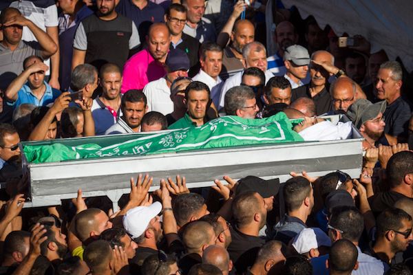 Family and friends carry the body of Muhammad Taha during his funeral ceremony in Kfar Qasim in central Israel, June 6, 2017. (Flash90)