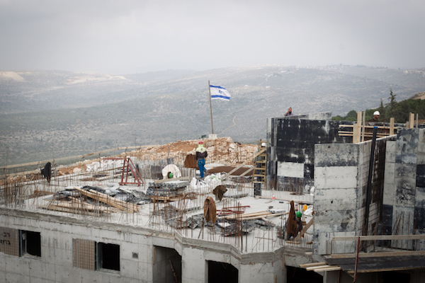 Construction takes place in the West Bank settlement of Ariel, January 25, 2017. (Sebi Berens/Flash90).
