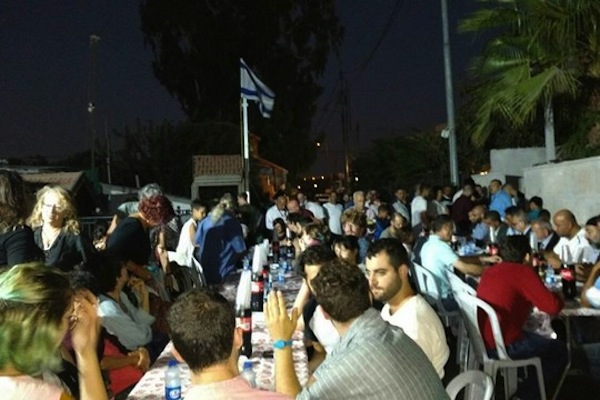 Over 150 Palestinians and Jews mark both the Jewish and Muslim New Years with an interfaith dinner in the East Jerusalem neighborhood of Sheikh Jarrah, September 21, 2017. (Orly Noy)