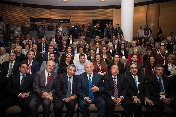 Prime Minister Benjamin Netanyahu poses for a photo with members of the Christian press during an event at the Israel Museum in Jerusalem, October 15, 2017. (Yonatan Sindel/Flash90)