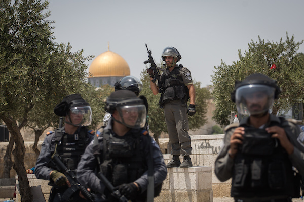Clashes erupt between Israeli police and Palestinians in the East Jerusalem neighborhood of Ras el Amud, outside Jerusalem's Old City,  following  Friday prayers on July 21, 2017. (Hadas Parush/FLASH90)