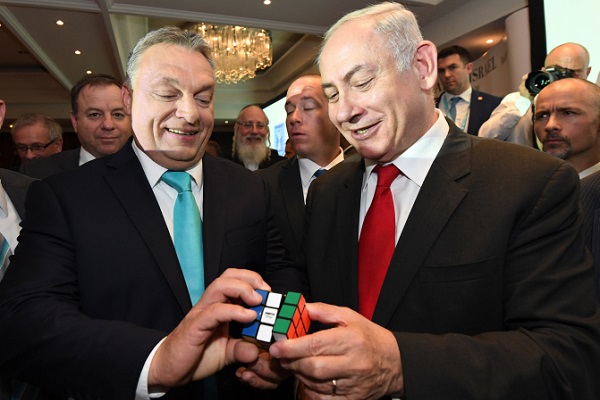 Israeli Prime Minister Benjamin Netanyahu and Hungarian Prime Minister Viktor Orban hold a Rubik's Cube at the Hungary-Israel Business Forum in Budapest, Hungary, July 19, 2017. (Haim Zach/GPO)