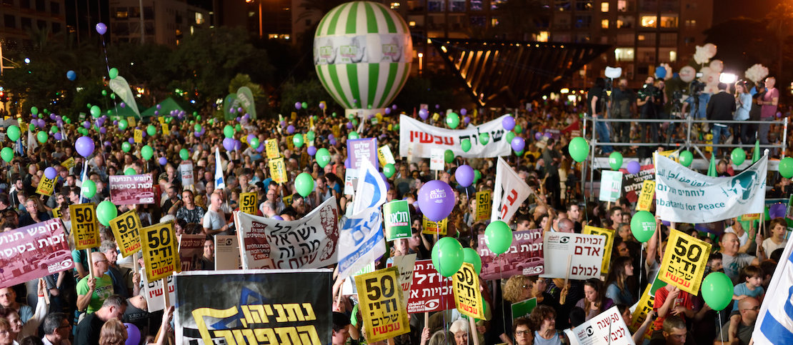 Thousands of Israeli left-wing activists take part in a rally in Rabin Square, demanding Israel enter talks with Palestinians and in support of the two-state solution, May 27th, 2017. (Gili Yaari/Flash90)