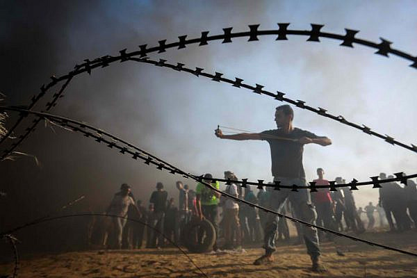 Palestinians protesting on the fence with Israel during the 22nd Friday of the Great Return March, August 24, 2018. (Abed Rahim Khatib/ Flash90)