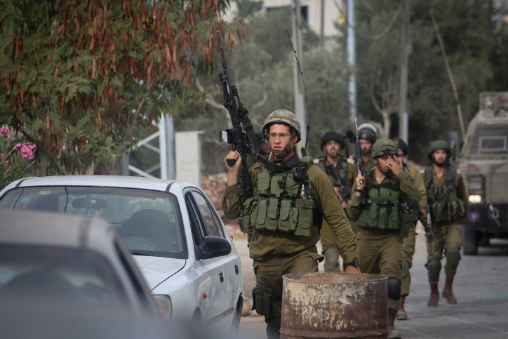 Israeli soldiers in Deir Abu Mashal, near Ramallah, August 10, 2017. (Flash90)