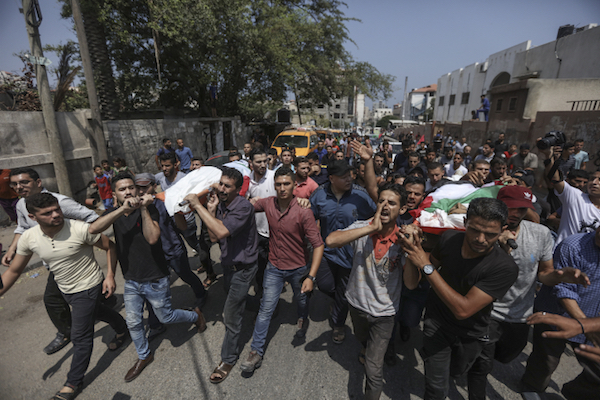 Mourners carry the bodies of Palestinian teens Luai Kahil and Amir al-Nimra, during their funeral in Gaza City on July 15, 2018. (Wissam Nassar/Flash90)