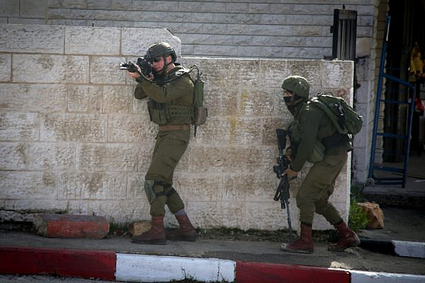 Israeli soldiers conduct a search for Palestinian suspects of a drive-by shooting attack in the West Bank City of Ramallah, December 10, 2018. (Flash90)