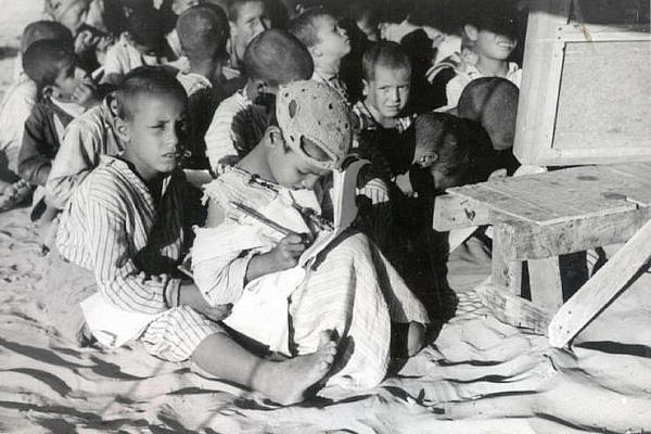 Palestinian refugee children seen in a makeshift school in Nablus, West Bank, 1948. (Hanini/CC BY-SA 3.0)