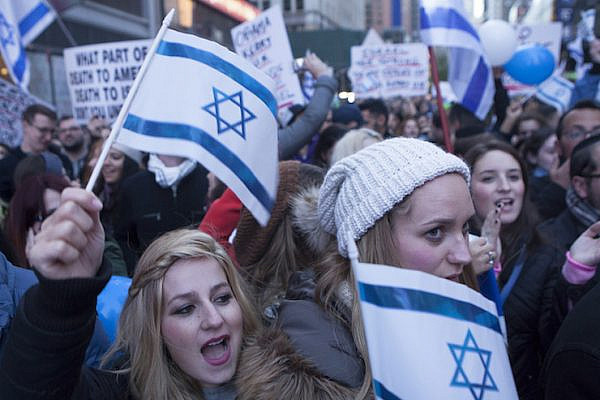 Pro-Israel demonstrators in Times Square, New York City on October 18, 2015. (Amir Levy/Flash90)
