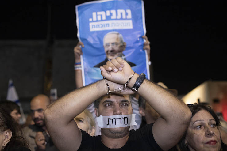 Thousands take part in a pro-Netanyahu rally outside the Tel Aviv Museum, less than a week after Israel&#8217;s attorney general announced he would file bribery charges against the prime minister, November 26, 2019. (Oren Ziv)