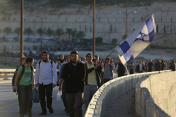 Israelis settlers and right wing activists attend a march in E1 from the Israeli settlement of Ma'ale Adumim on February 13, 2014, protesting Israeli Prime Minister Netanyahu's decision to block construction there. (Yonatan Sindel/FLASH90)