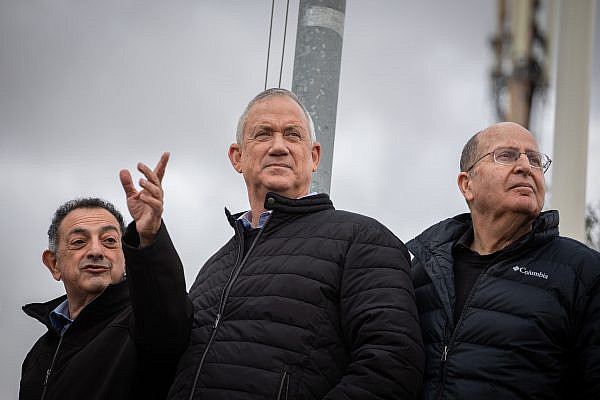 Blue and White party leader Benny Gantz and parliament member Moshe Ya'alon during a visit in Vered Yeriho observation point, in the Judean Desert, January 21, 2020. (Hadas Parush/Flash90)