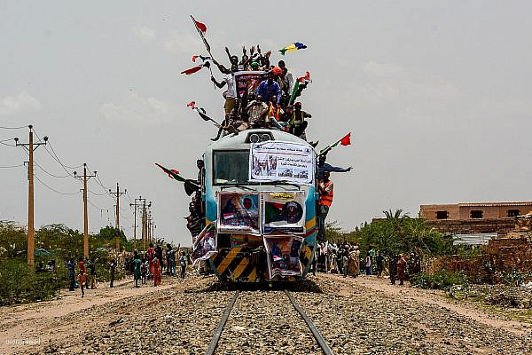Protesters on a train coming from Atbra city about 300 km from Khartoum, during the Sudanese revolution, 17 August 2019. (Osama Elfaki/Wikimedia)