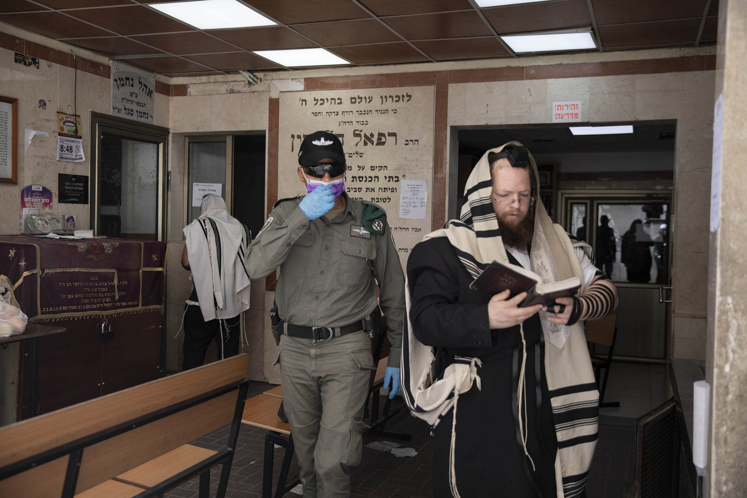 Israeli police patrol in the ultra-orthodox city of Bnei Brak, March 30, 2020. The government ordered a partial lockdown of the city in order to prevent the spread of the Coronavirus. (Oren Ziv)