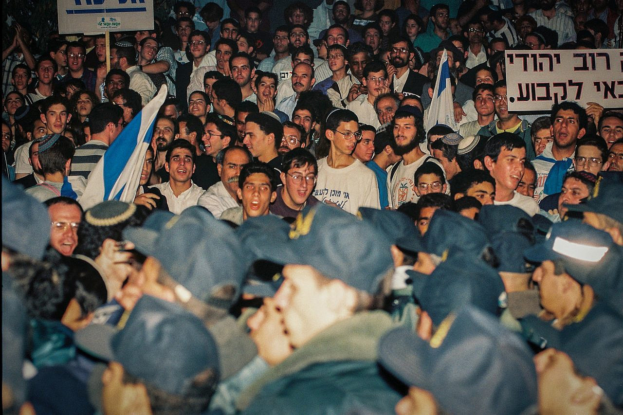 Thousands of right-wing Israelis protest the Oslo Accords in Jerusalem on October 5, 1995. (Flash90)