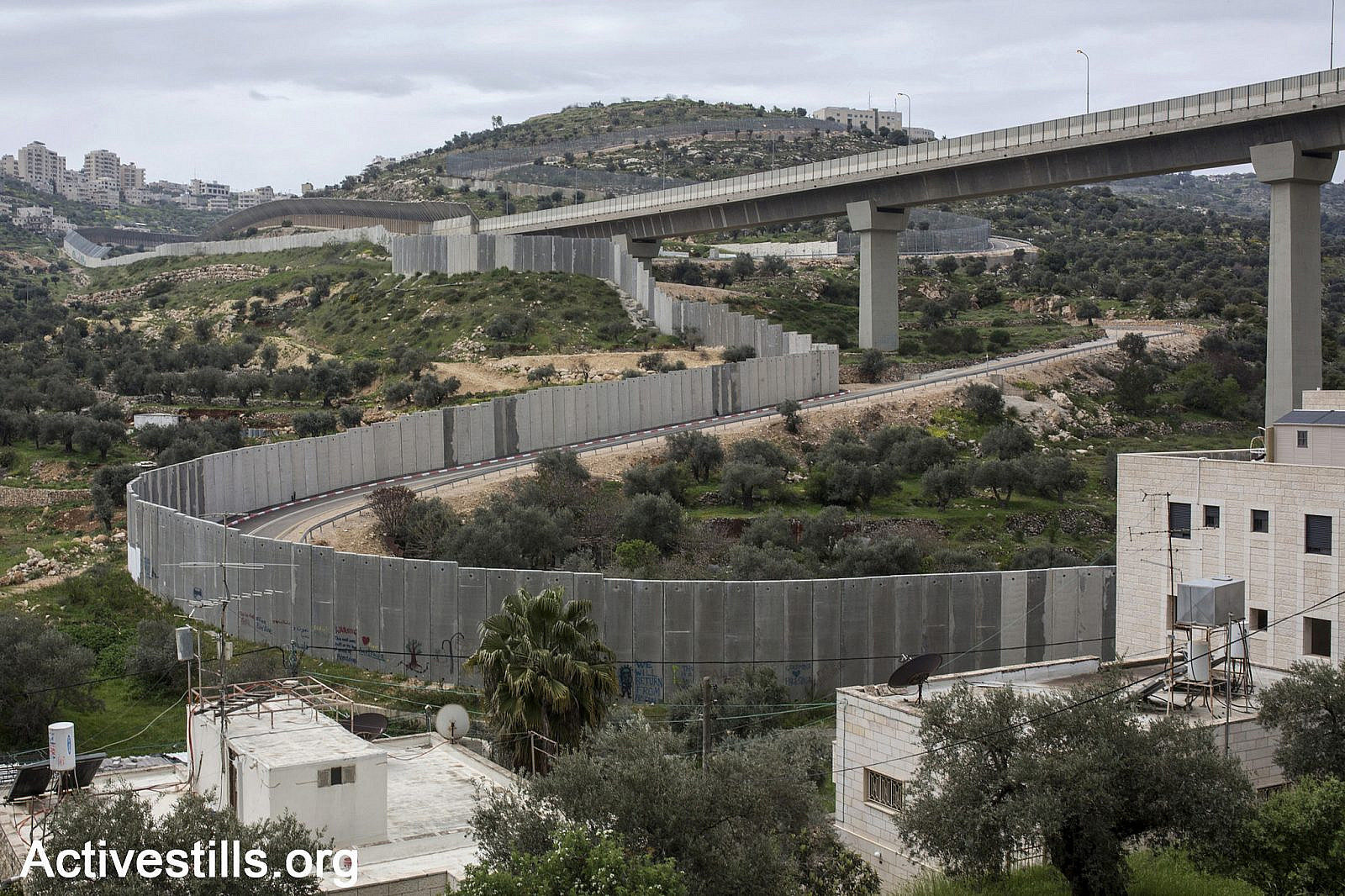 A section of the Israeli separation wall that annexes lands of Bethlehem and Jerusalem districts, Beit Jala, West Bank. April 6, 2019. (Anne Paq/Activestills )