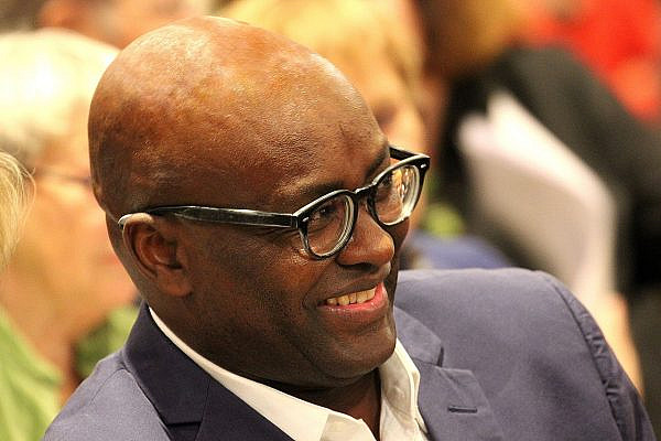Achille Mbembe at the awarding of the 2015 Geschwister-Scholl Prize at the Ludwig Maximilian University. November 30, 2015. (Heike Huslage-Koch/Wikimedia)