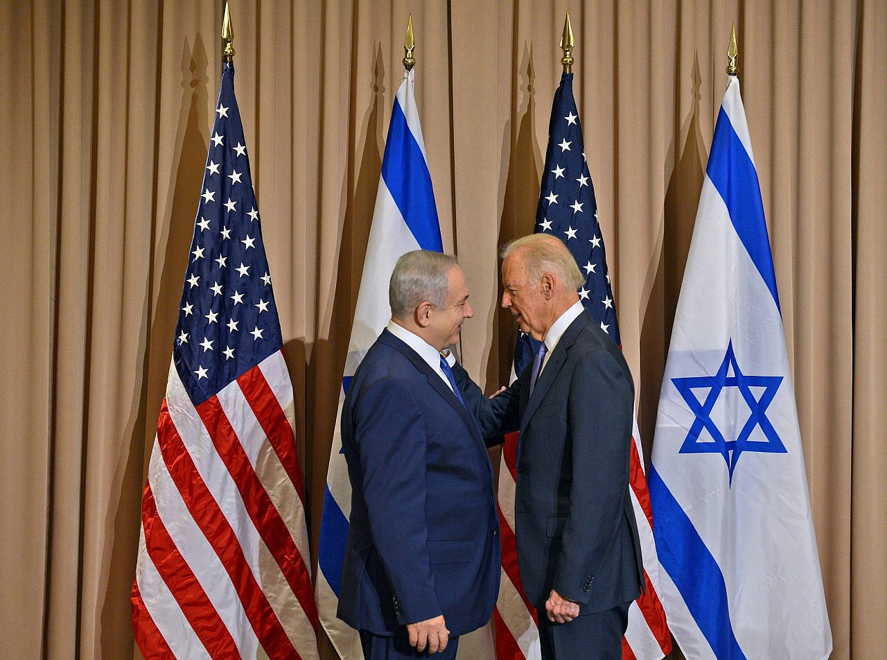 Israeli Prime Minister Benjamin Netanyahu meets with U.S. Vice President Joe Biden, at the annual meeting of the World Economic Forum in Davos on January 21, 2016. (Haim Zach/GPO)