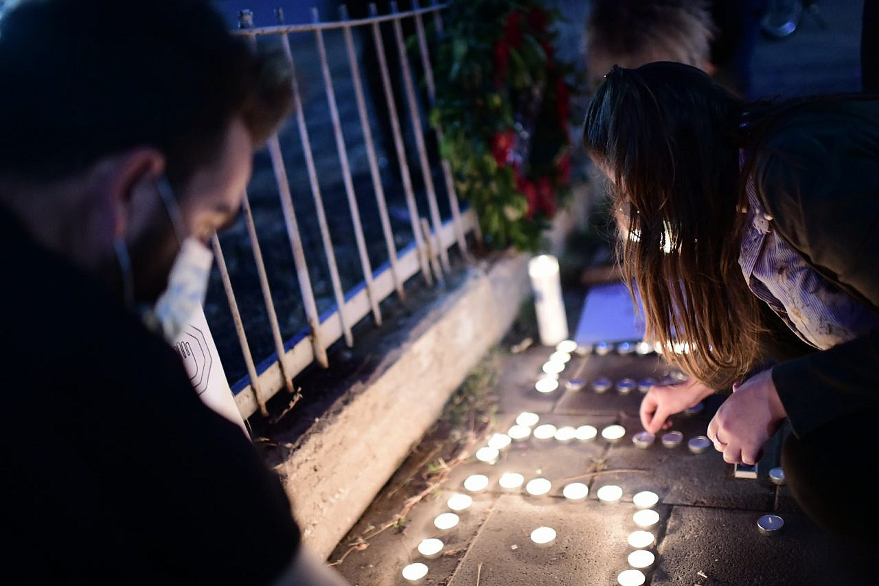 Israelis stage a vigil at a protest against gender-based violence following the killing of a 50-year-old woman by her husband, Bat Yam, May 4, 2020. (Tomer Neuberg/FLASH90)