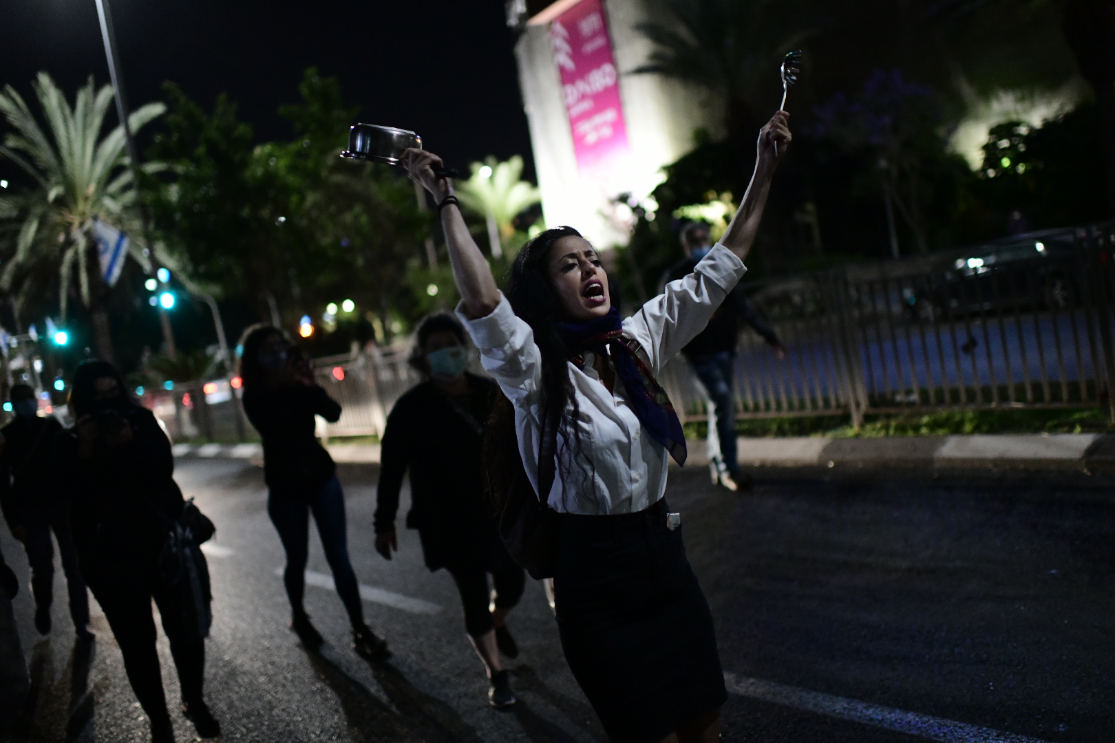 Israelis protest gender-based violence following the killing of a 50-year-old woman by her husband, Bat Yam, May 4, 2020. (Tomer Neuberg/FLASH90)