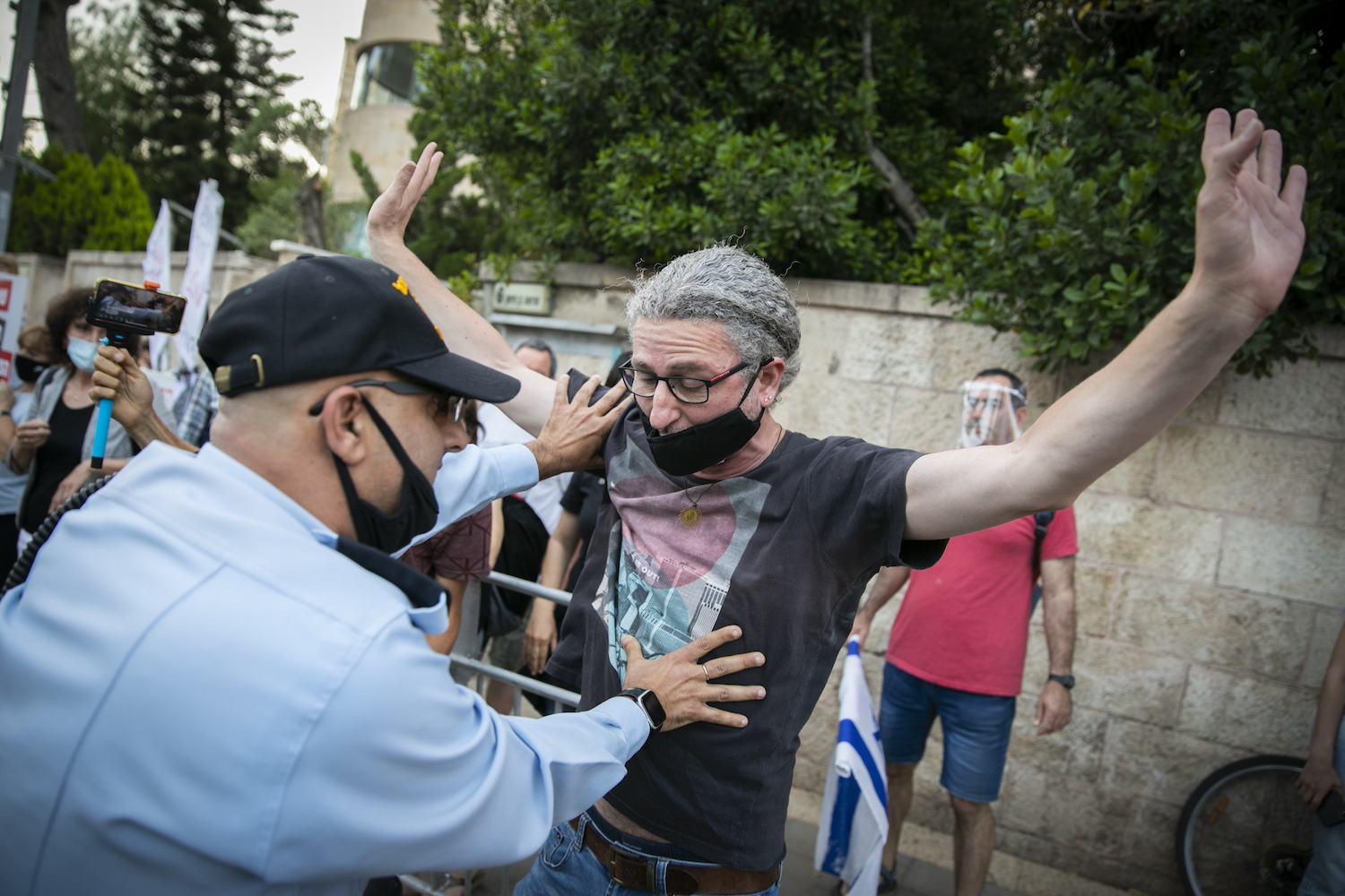 Israelis protest against Prime Minister Benjamin Netanyahu, outside the Prime Minister's Residence, Jerusalem, May 17, 2020. (Olivier Fitoussi/Flash90)