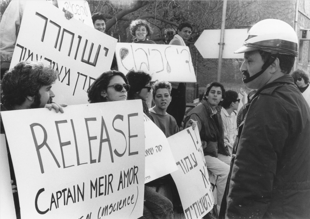 Students from Tel Aviv University protest for the release of conscientious objector Meir Amor in front of the Ministry of Defense, Tel Aviv. Amor refused to serve in the First Lebanon War and was sentenced to prison, February 15, 1988. (Vered Pe'er, Hashomer Hatzair archive/The National Library of Israel)