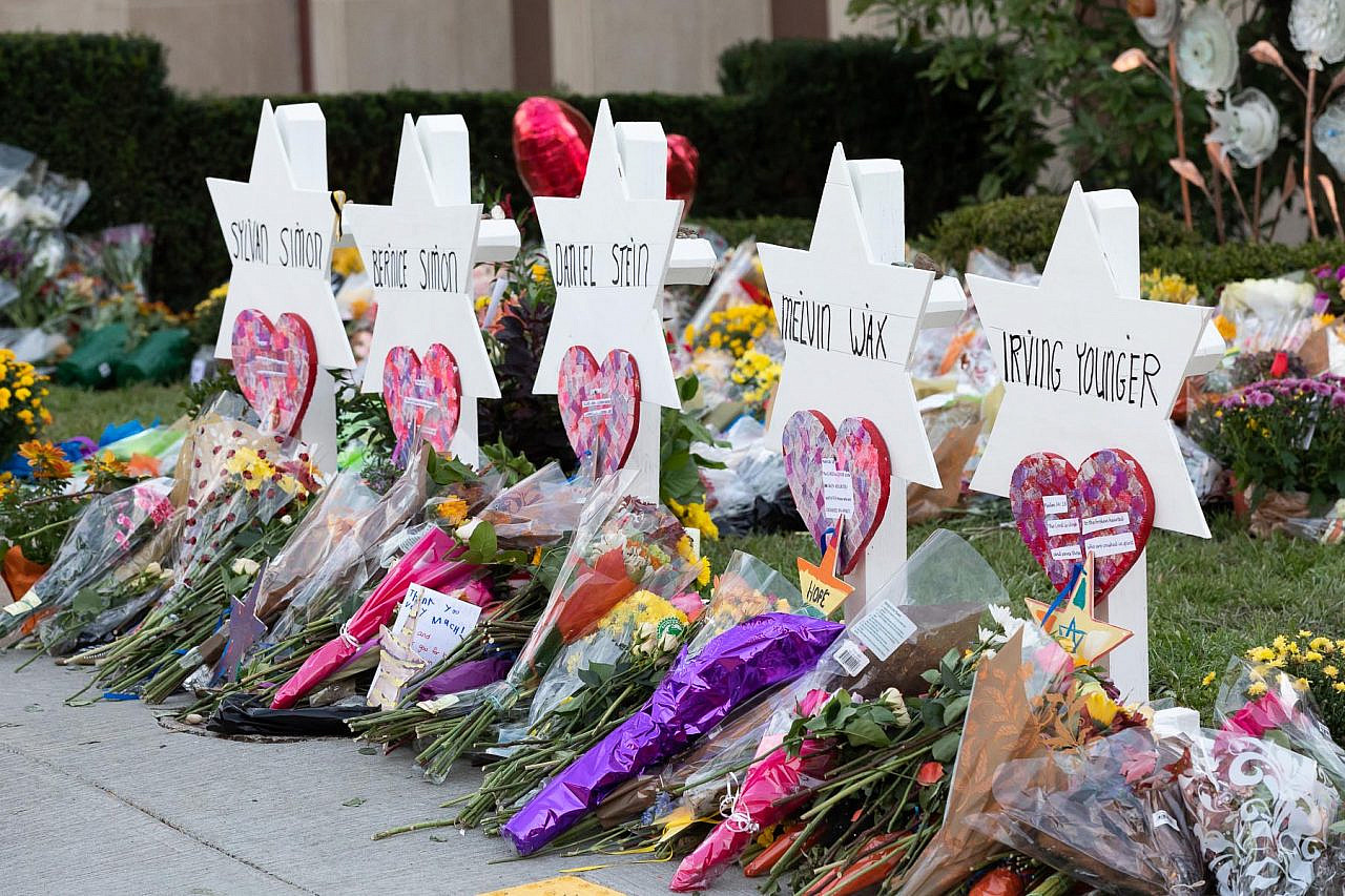 A memorial outside the Tree of Life Congregation Synagogue in Pittsburgh, following a mass shooting by a white nationalist, Oct. 30, 2018. (Andrea Hanks/White House)